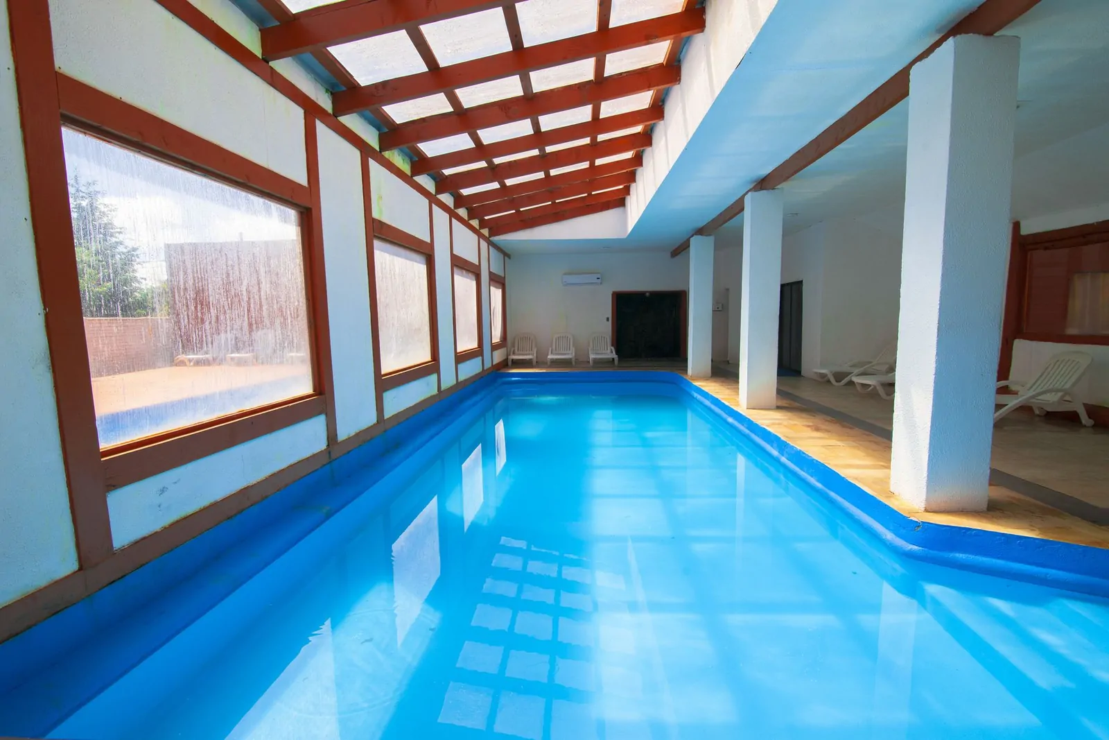 Piscina temperada techada Cabañas Omilén Pucón