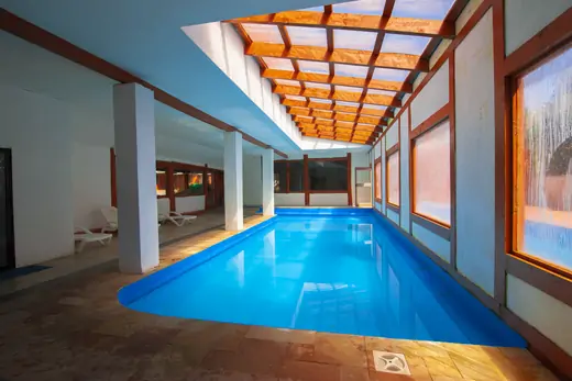 Piscina temperada techada · foto 7 · Cabañas Omilén Pucón