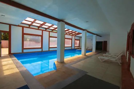 Piscina temperada techada · foto 9 · Cabañas Omilén Pucón